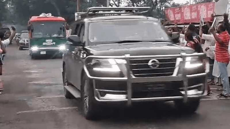 মাদারীপুরে প্রধানমন্ত্রীর নিরাপত্তার গাড়ির সামনে ইটের টুকরা নিক্ষেপ, তদন্তে পুলিশ