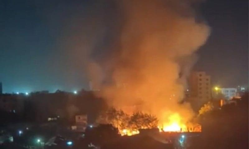 চট্টগ্রামে মধ্যরাতে বেকারিতে আগুন