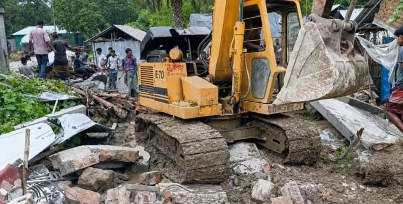 প্রথম স্ত্রীকে বিদেশে নেওয়ায় ক্ষুব্ধ দ্বিতীয় স্ত্রী, ভেকু দিয়ে গুঁড়িয়ে দিলেন স্বামীর বাড়ি