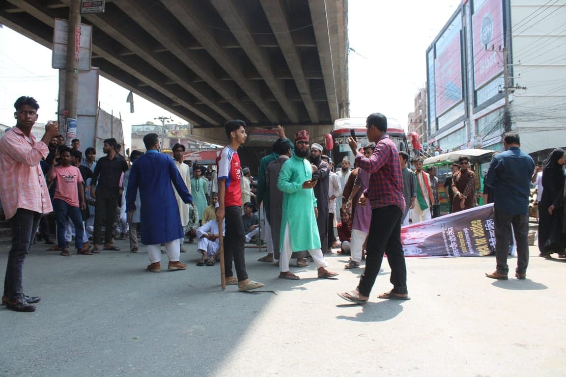 চট্টগ্রামে তরিকতপন্থিদের অবরোধে পুলিশের সাথে সংঘর্ষ