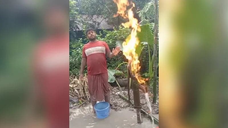 স্থাপনের পর টিউবওয়েলের মুখে বের হচ্ছে আগুন, আতঙ্কে স্থানীয়রা