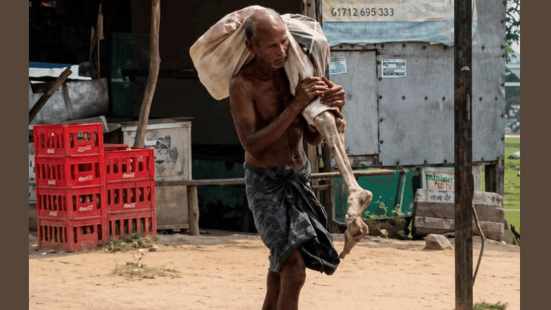 টাকা তুলতে মৃত বোনের কঙ্কাল নিয়ে গ্রামীণ ব্যাংকে হাজির ভাই!