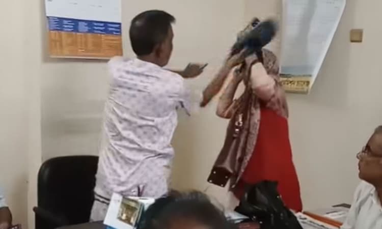 পরীক্ষার মধ্যে কলেজে ঢুকে হামলা-ভাঙচুর, নারী শিক্ষককে জুতাপেটার অভিযোগ