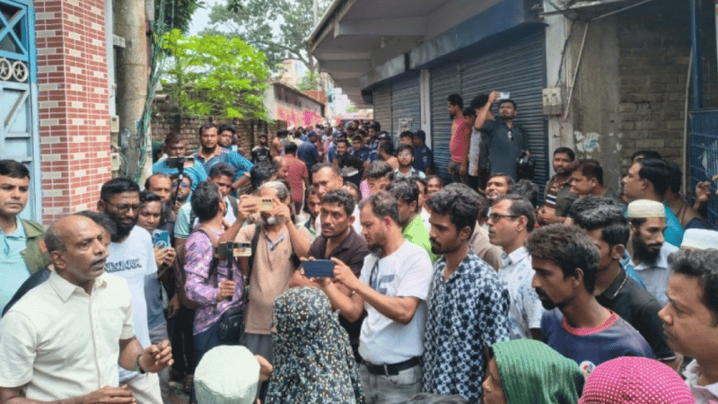 মাদ্রাসার শিক্ষার্থীদের মারধর করলেন জামায়াত এমপির মেয়ে, প্রতিবাদে বাড়ি ঘেরাও