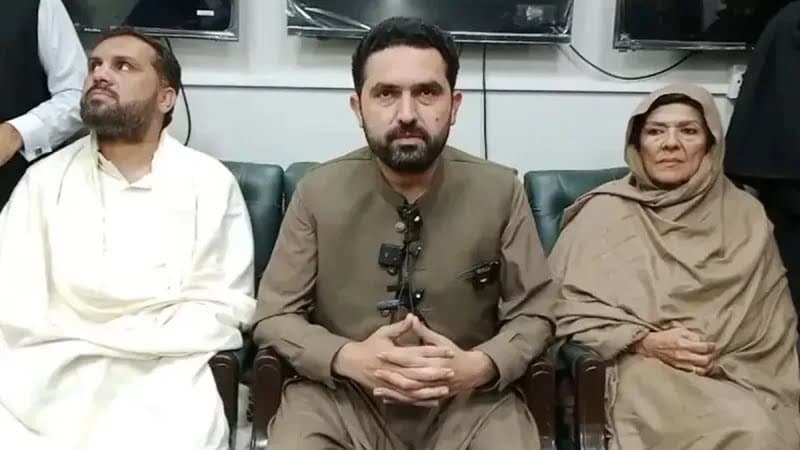 ইমরান খানের সাক্ষাৎ না পেয়ে মামলার আবেদন করলেন বোন আলেমা