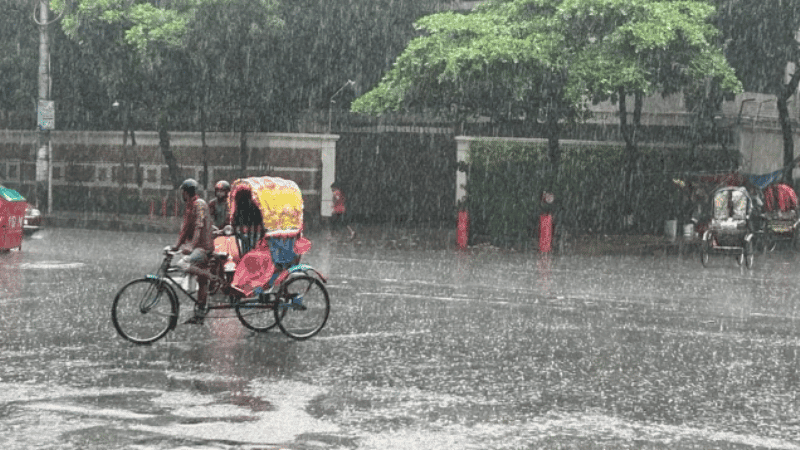 রোদঝলমলে আবহাওয়ার পর হঠাৎ বৃষ্টিতে রাজধানীতে স্বস্তি