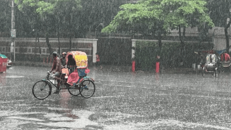 রোদঝলমলে আবহাওয়ার পর হঠাৎ বৃষ্টিতে রাজধানীতে স্বস্তি