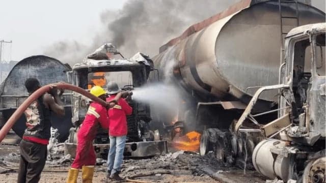 নাইজেরিয়ায় জ্বালানি ট্যাংকার বিস্ফোরণে নিহত ৩৮