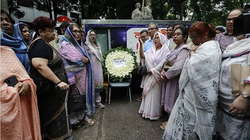 কেন্দ্রীয় শহীদ মিনারে সর্বস্তরের শ্রদ্ধায় সিক্ত সৈয়দ মনজুরুল ইসলাম