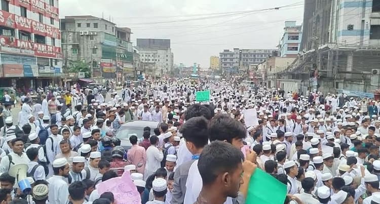 ফুটওভার ব্রিজের দাবিতে টঙ্গীতে শিক্ষার্থীদের সড়ক অবরোধে তীব্র যানজট