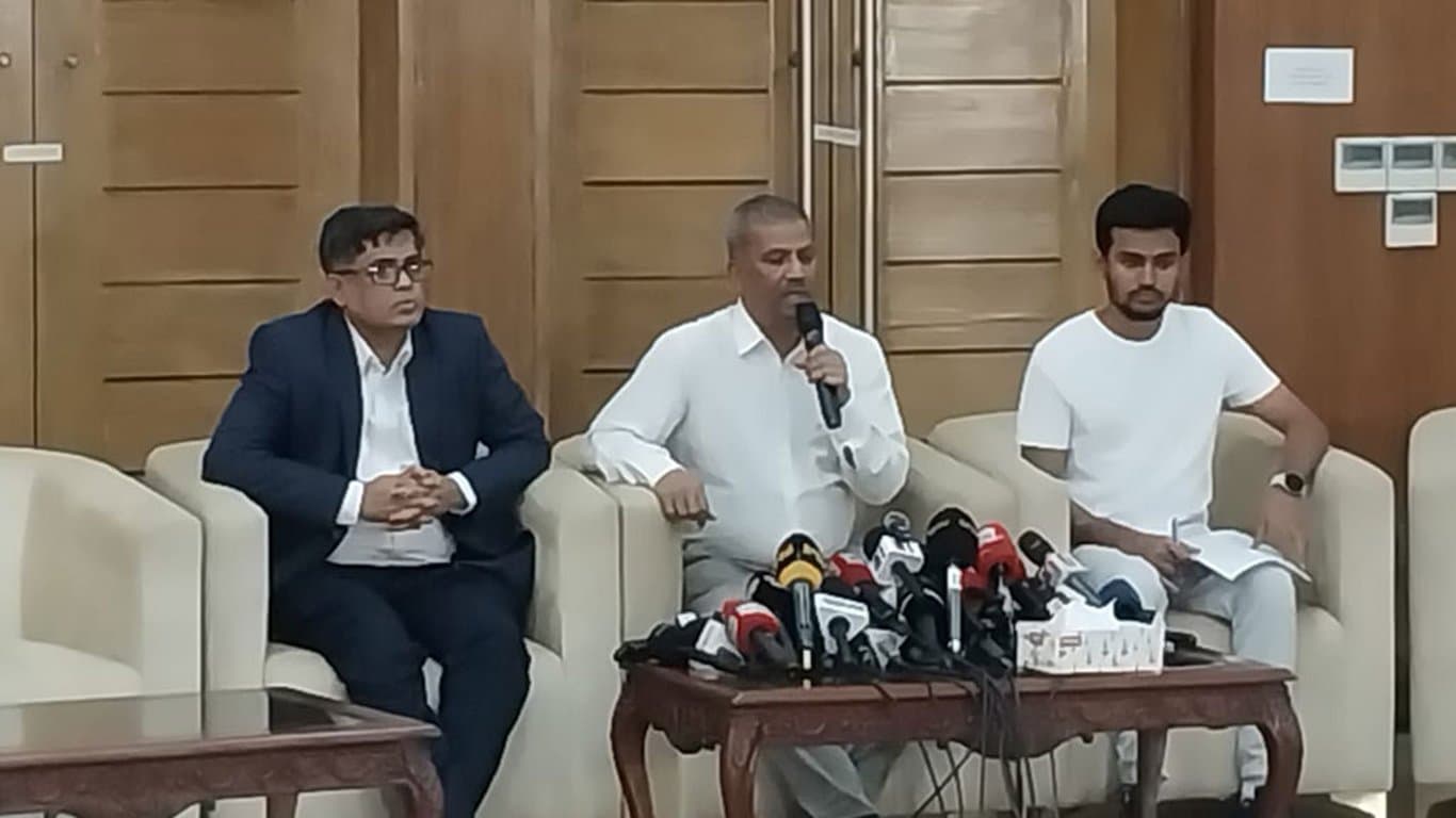 গ্রেপ্তারের সময় পুলিশকে পরিচয়পত্র দেখাতে হবে: আইন উপদেষ্টা