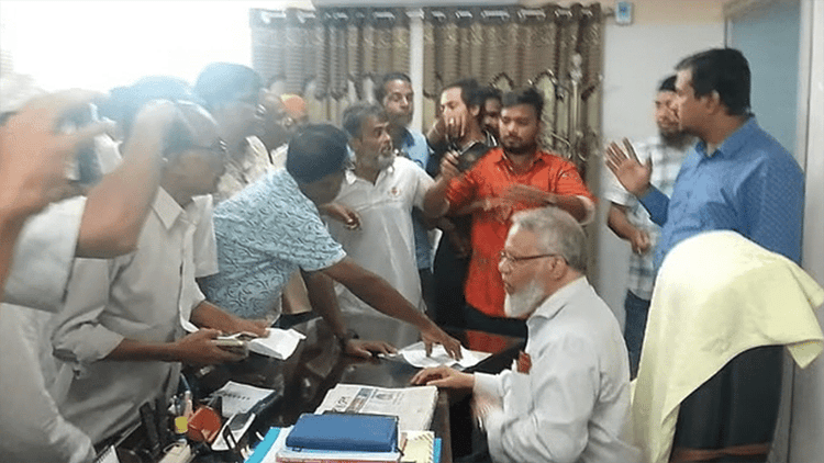 ‘মব’ করে ভিসিকে পদত্যাগে বাধ্য করার ঘটনায় আরও ২ জন গ্রেপ্তার