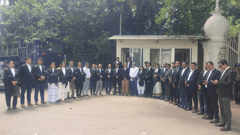 রায় নিয়ে ফেসবুকে আপত্তিকর মন্তব্য, ব্যাখ্যা দিতে ট্রাইব্যুনালে দুই আইনজীবী