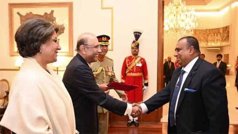 পাকিস্তানের রাষ্ট্রপতির কাছে বাংলাদেশের হাইকমিশনারের পরিচয়পত্র পেশ