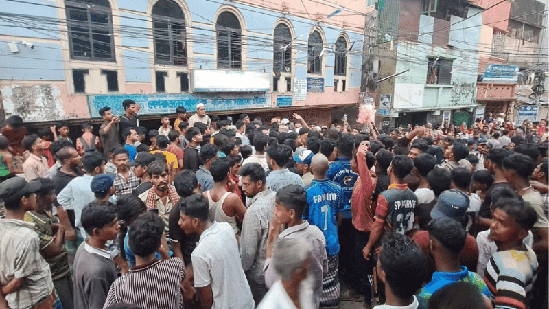 শিশু ধর্ষণে অভিযুক্তকে আটকে রেখে বিক্ষোভ, ঘটনাস্থলেই বিচার করতে চান স্থানীয়রা
