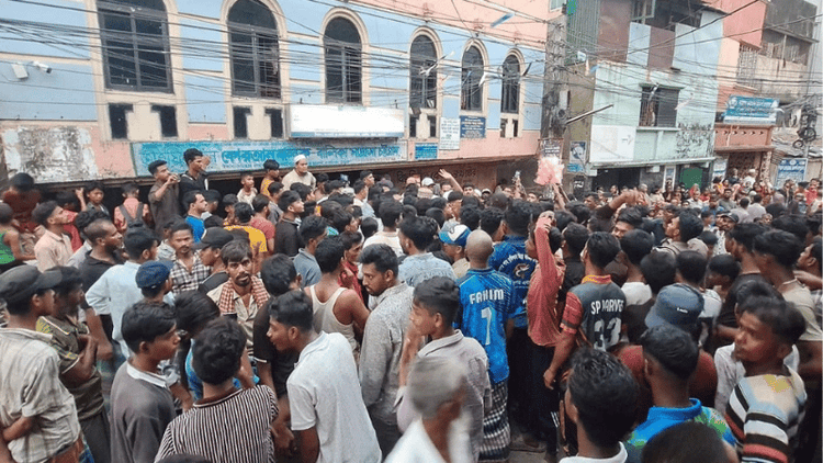 শিশু ধর্ষণে অভিযুক্তকে আটকে রেখে বিক্ষোভ, ঘটনাস্থলেই বিচার করতে চান স্থানীয়রা