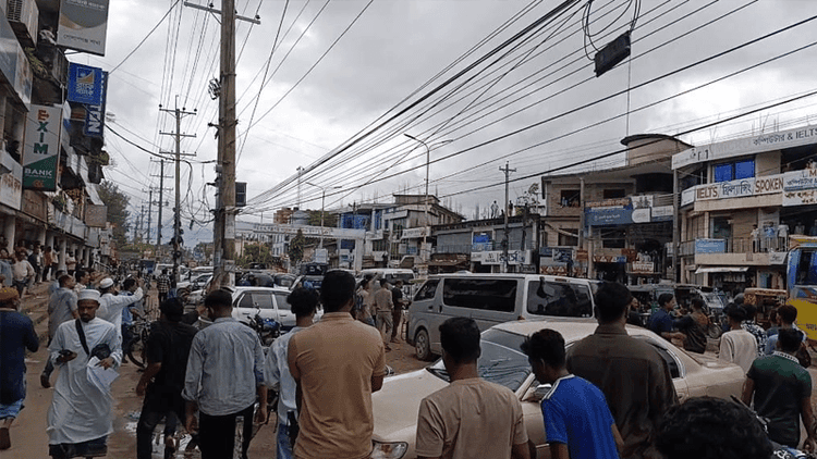 সিলেটে এবা‌র সারজিসের গাড়িতে হামলা, ‘ভুয়া ভুয়া’ স্লোগান