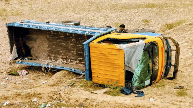 টেকনাফে মিনি ট্রাক খাদে পড়ে শ্রমিক নিহত, আহত ৩