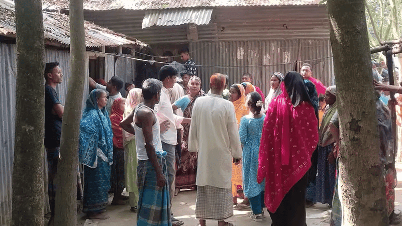 চোর সন্দেহে ছেলেকে না পেয়ে বাবা-মাকে মারধর, অপমানে মায়ের আত্মহত্যার অভিযোগ