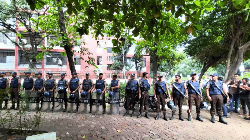 শিক্ষা ভবনের সামনে নিরাপত্তা জোরদার, জড়ো হচ্ছেন আন্দোলনকারীরা