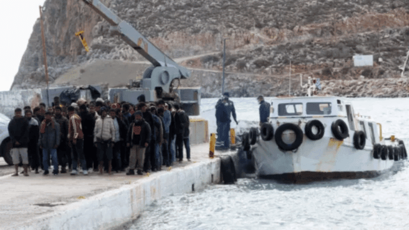 দিক হারিয়ে ৬ দিন সাগরে ভাসার পর ২১ বাংলাদেশি উদ্ধার