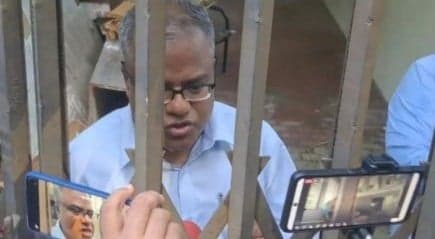 ২২ ঘণ্টা ধরে অবরুদ্ধ চুয়েটের ভিসি