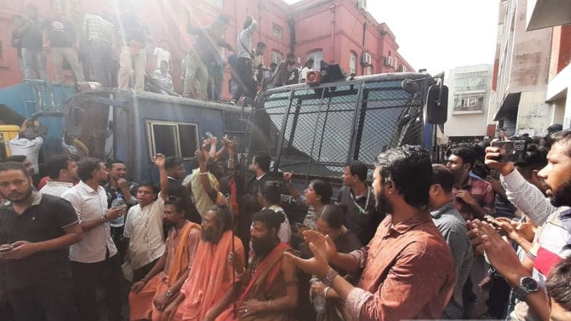 চট্টগ্রামে চিন্ময় ব্রহ্মচারীকে বহনকারী প্রিজনভ্যান আটকেছেন বিক্ষোভকারীরা