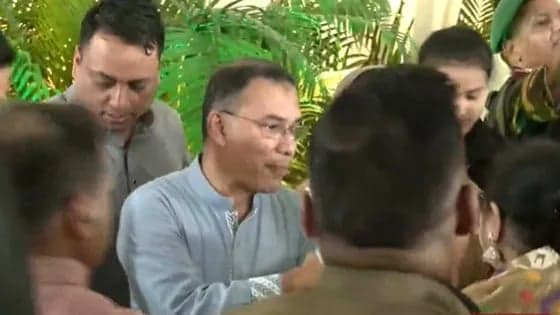 ঈদে সর্বসাধারণের সঙ্গে শুভেচ্ছা বিনিময় করছেন প্রধানমন্ত্রী