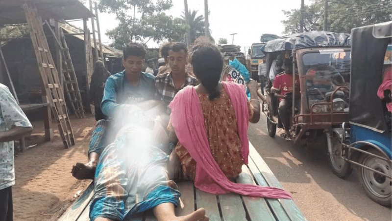 ১ ঘণ্টা যানজটে আটকে থেকে ভ্যানেই রোগীর মৃত্যু