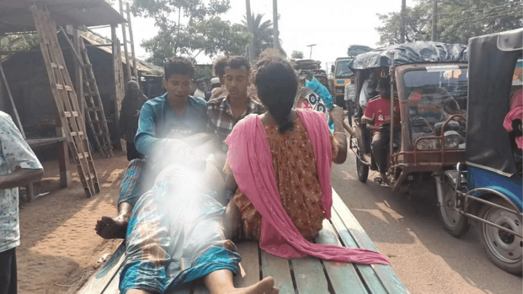 ১ ঘণ্টা যানজটে আটকে থেকে ভ্যানেই রোগীর মৃত্যু