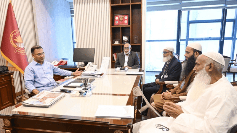 প্রধানমন্ত্রীর সঙ্গে ওয়াকফ প্রশাসকের সৌজন্য সাক্ষাৎ