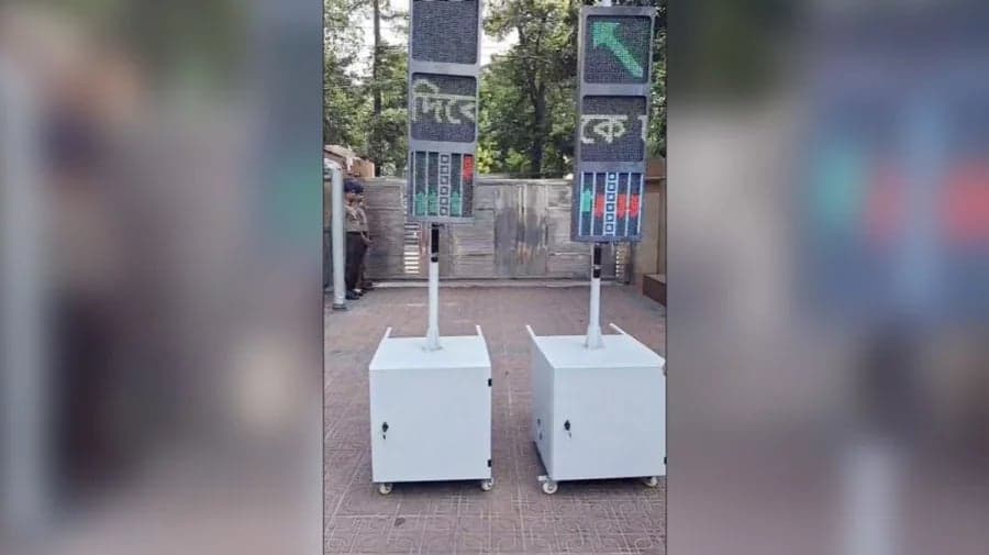 যানজট নিয়ন্ত্রণে রাজধানীতে পোর্টেবল সিগন্যাল লাইট ব্যবহার শুরু পুলিশের