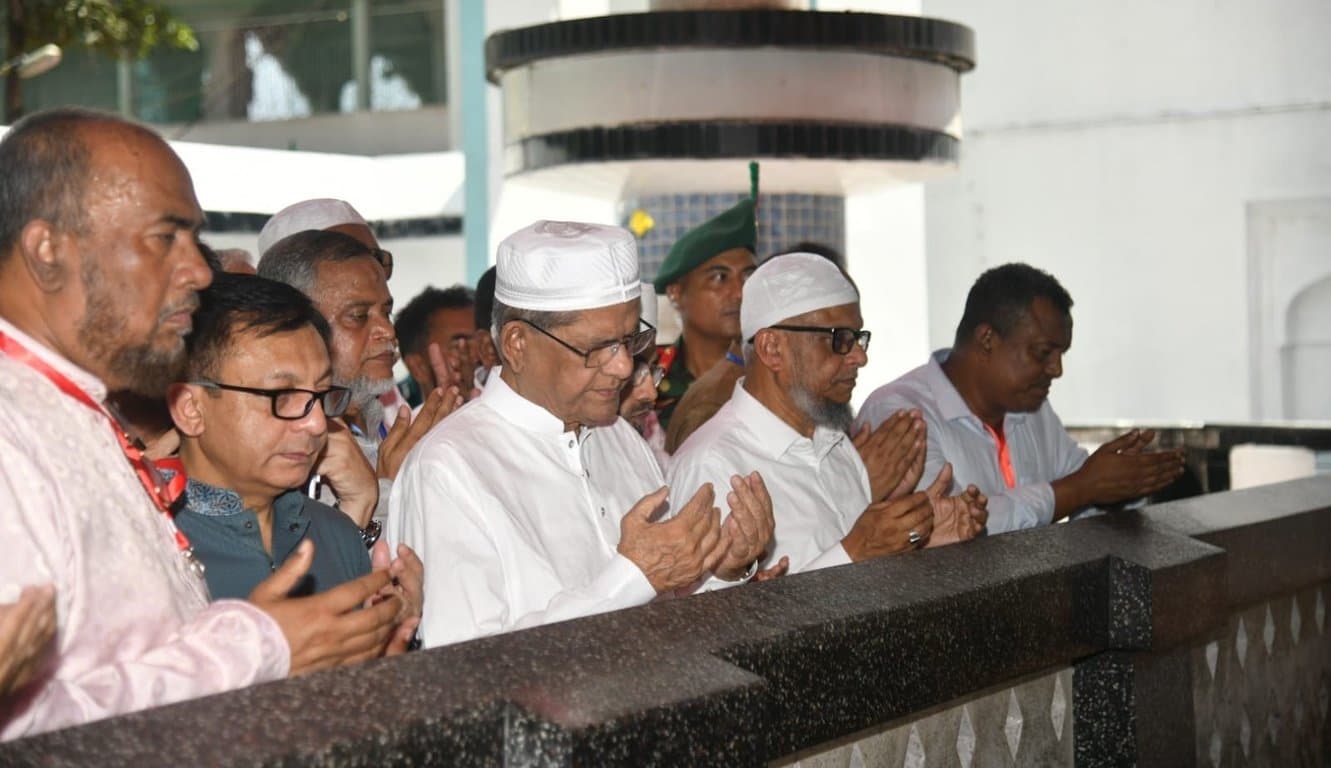 সিলেটে হজরত শাহজালাল ও শাহপরানের মাজার জিয়ারত করলেন রাষ্ট্রপতি
