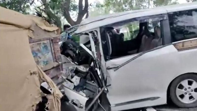 সিরাজগঞ্জে ট্রাক-মাইক্রোবাসের সংঘর্ষে নিহত ২