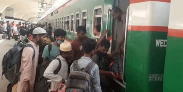 স্বস্তির ঈদযাত্রা: সময়মতো ছাড়ছে ট্রেন, ভোগান্তি নেই