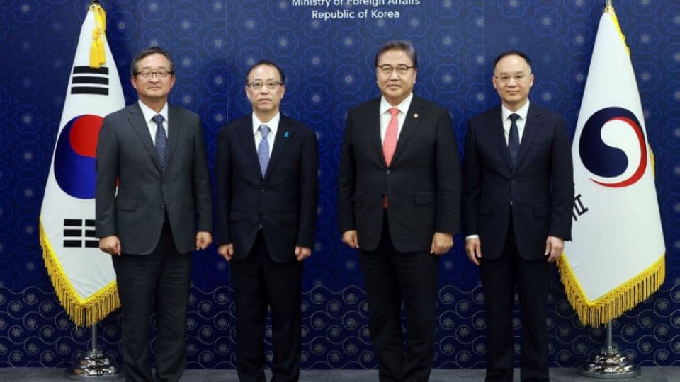 জাপান ও চীনের কূটনীতিকদের সাথে দক্ষিণ কোরিয়ার বৈঠক