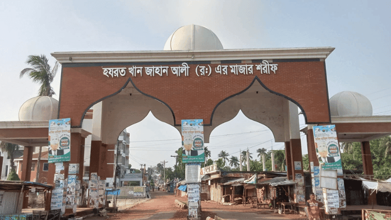 মাজারে কুমির দিয়ে ‘মানত বাণিজ্য’, ভাগ-বাটোয়ারার নেতৃত্বে খাদেমরা