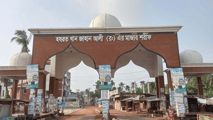 মাজারে কুমির দিয়ে ‘মানত বাণিজ্য’, ভাগ-বাটোয়ারার নেতৃত্বে খাদেমরা