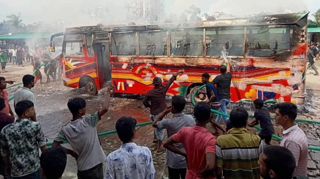 গাজীপুরে দাঁড়িয়ে থাকা বাসে আগুন