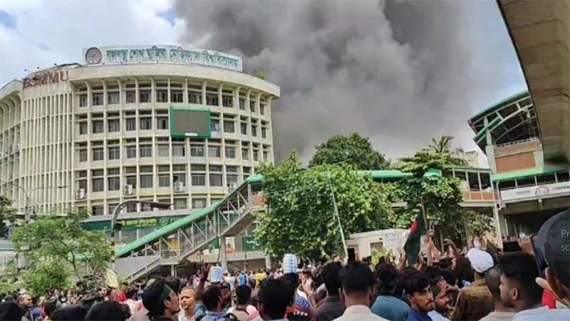 বিএসএমএমইউতে ৫০টি গাড়িতে অগ্নিসংযোগ
