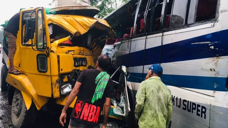 পাবনায় বাস-ট্রাকের সংঘর্ষে নিহত ৩