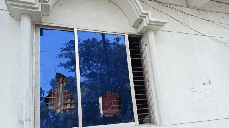 লোডশেডিংয়ে ক্ষুব্ধ হয়ে বিদ্যুৎ অফিসে ভাঙচুর, যুবককে খুঁটিতে বাঁধলেন কর্মীরা
