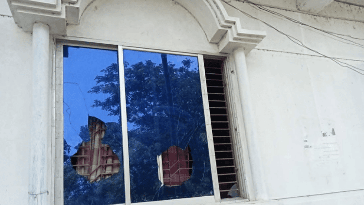 লোডশেডিংয়ে ক্ষুব্ধ হয়ে বিদ্যুৎ অফিসে ভাঙচুর, যুবককে খুঁটিতে বাঁধলেন কর্মীরা