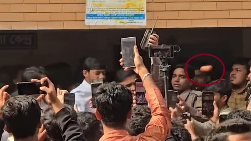 আবারও নাসীরুদ্দীন পাটওয়ারীর ওপর ডিম নিক্ষেপ