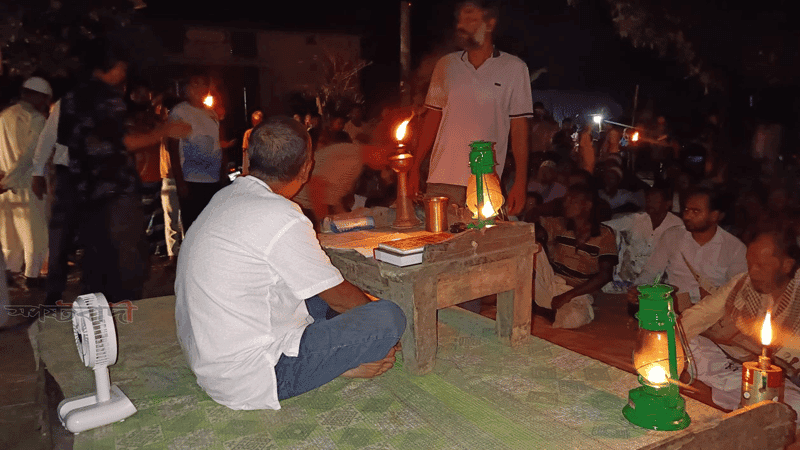 পাবনায় চাঁদের আলো আর কুপি বাতিতে গ্রামবাংলার ঐতিহ্যবাহী পুঁথি পাঠের আসর