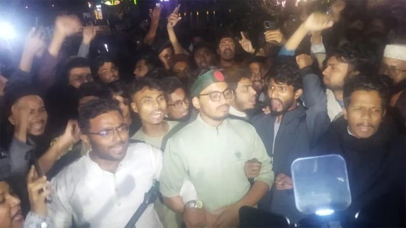 শরীফ ওসমান হাদির হত্যার প্রতিবাদে শাহবাগ অবরোধ ইনকিলাব মঞ্চের