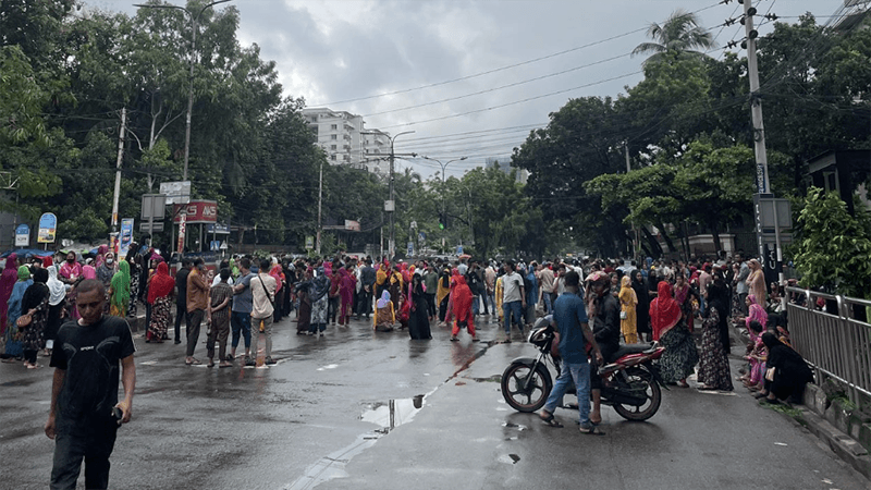 তেজগাঁওয়ে গার্মেন্টস শ্রমিকদের সড়ক অবরোধ, যান চলাচল বন্ধ