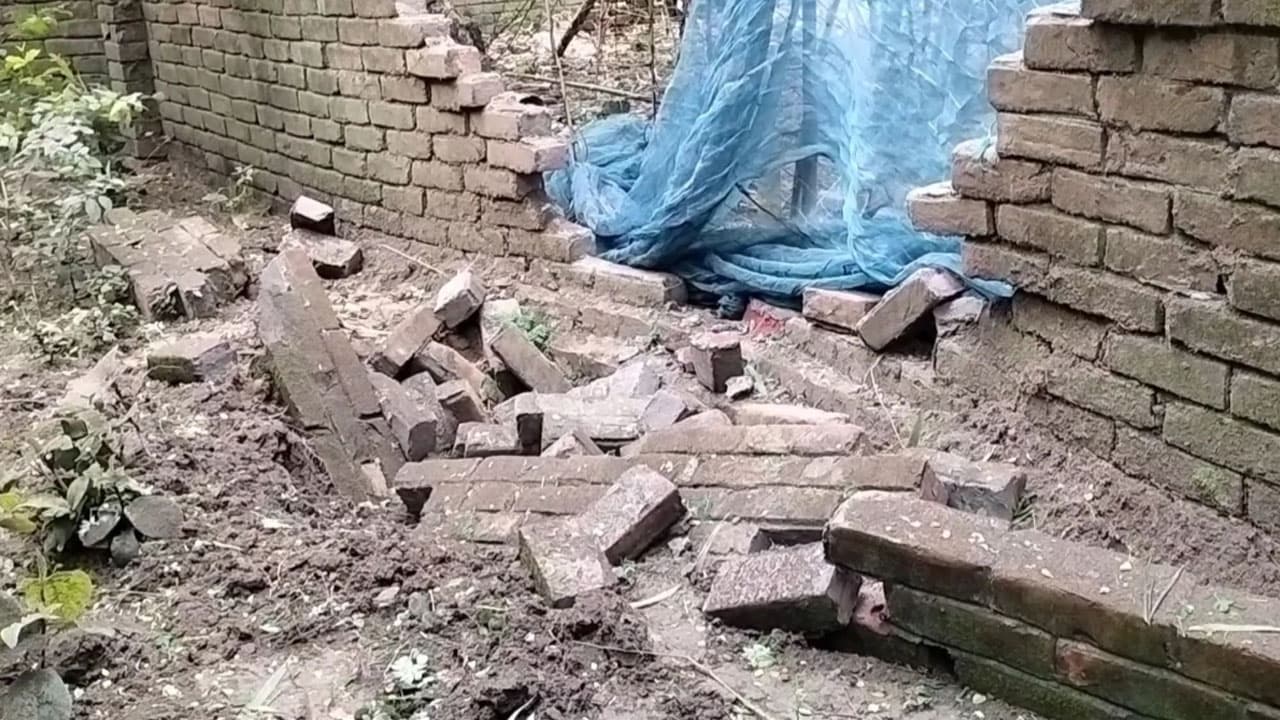 চাঁপাইনবাবগঞ্জে কবরস্থানে ককটেল বিস্ফোরণ