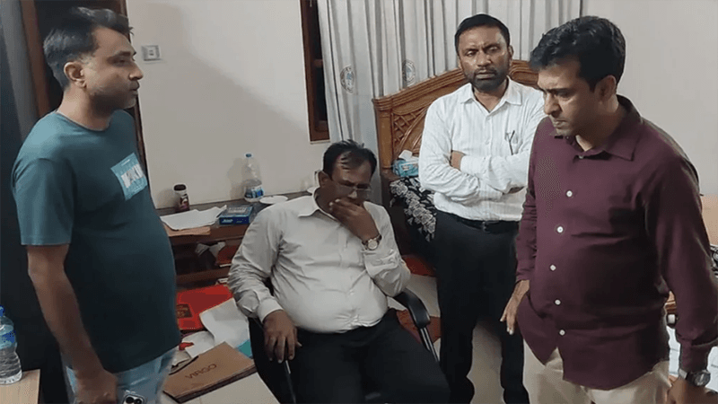 পালানোর সময় বরখাস্ত হওয়া সেই বন কর্মকর্তা আটক