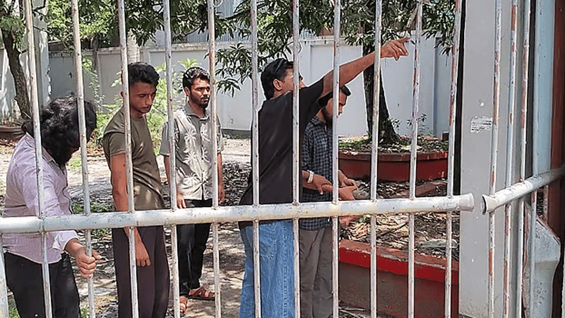 ঝালকাঠিতে ‘জুলাই আন্দোলনের কর্মী’ পরিচয়ে আমুর বাড়ির ফটক ভাঙচুর